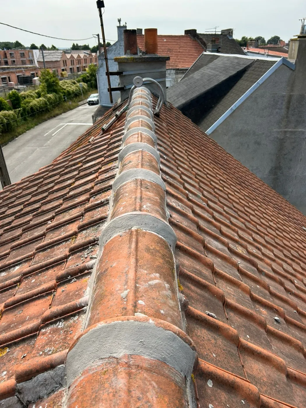 Faîtage maçonné à la chaux sur une toiture en tuiles