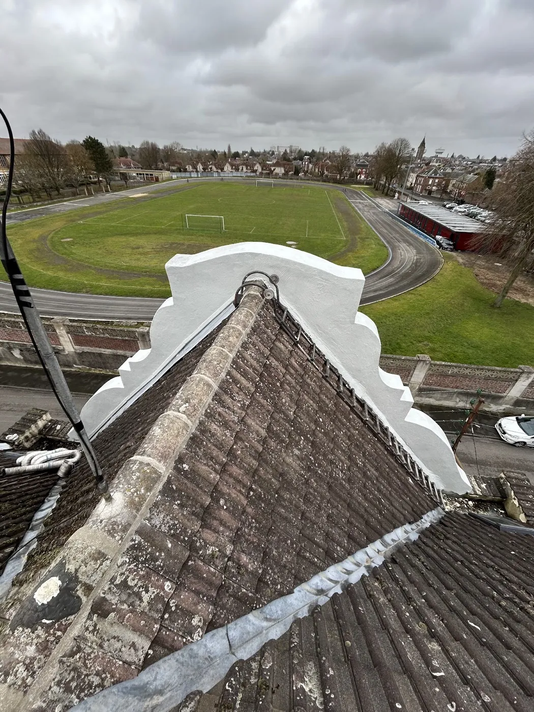 Vue depuis le faîte d'une maison avec pignon ouvragé