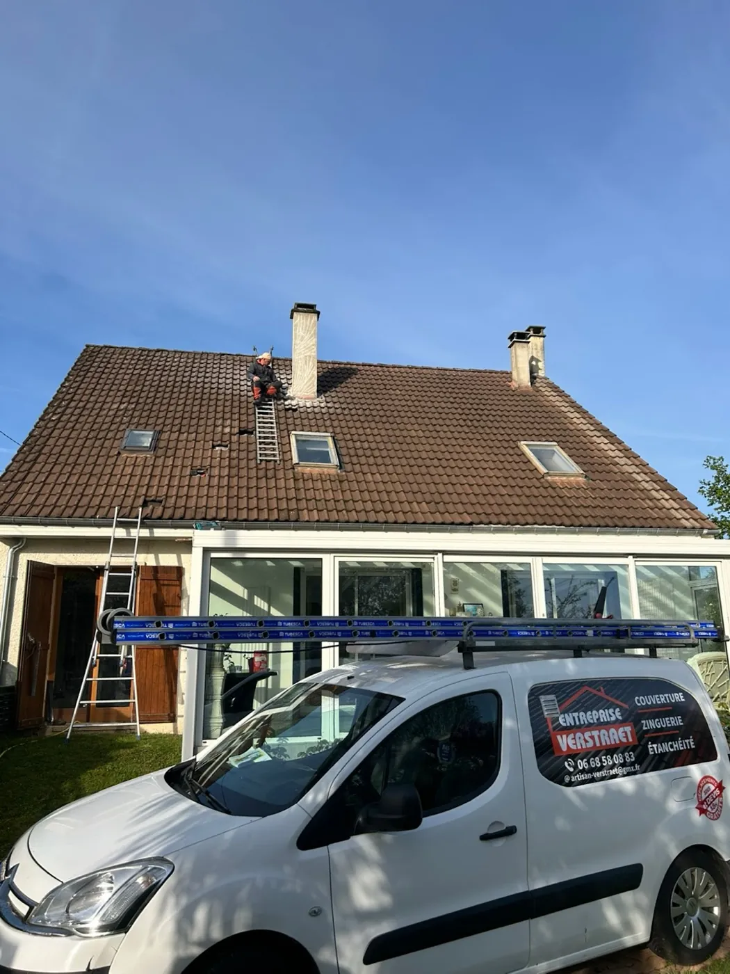 Fourgon de l'Entreprise Verstraet devant une souche de cheminée en réfection