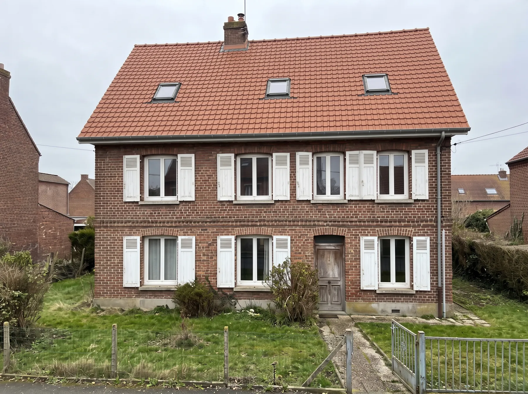 Maison en briques après rénovation complète de la toiture, tuiles rouges neuves, illustration