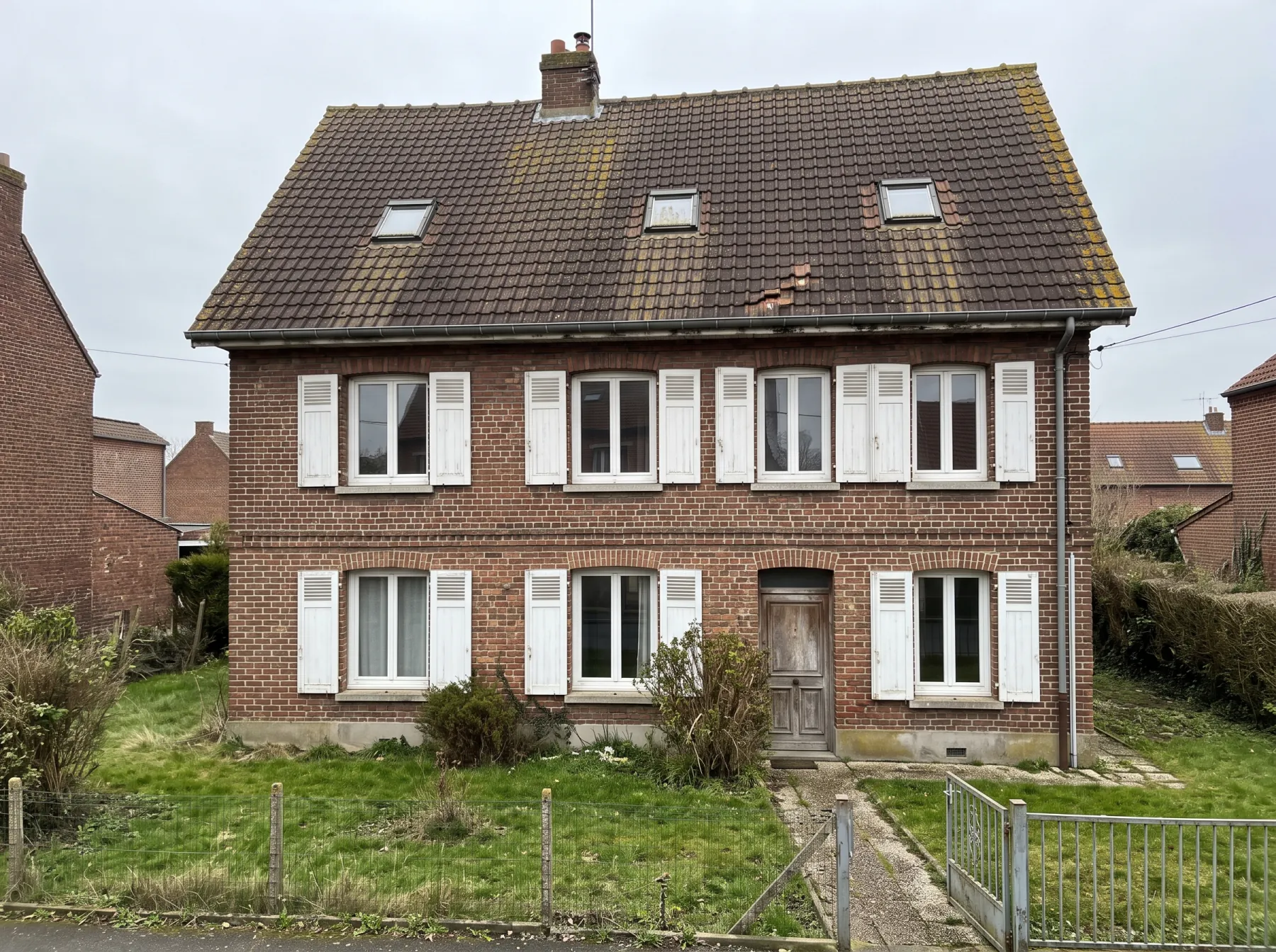 La même maison avant rénovation, tuiles brunes ternies, tachées et moussues, illustration